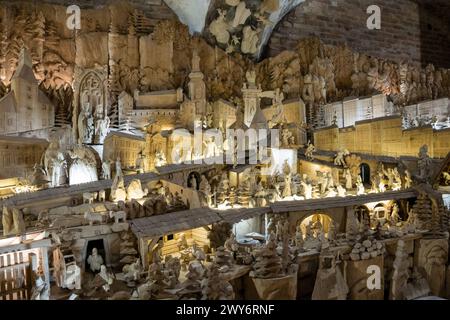 BANSKA STIAVNICA, SLOWAKEI - 9. März 2024: Das berühmte hölzerne geschnitzte Bethlehem. Erstaunliche animierte Holzskulptur mit mehr als 800 Figuren und e Stockfoto