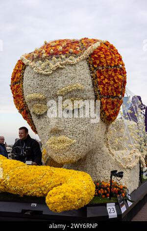 Noordwijk, Niederlande - 22. April 2023: Spektakuläre mit Blumen überzogene Schwimmwagen im Bloemencorso Bollenstreek, der jährlichen Frühlingsblumenparade von Noord Stockfoto