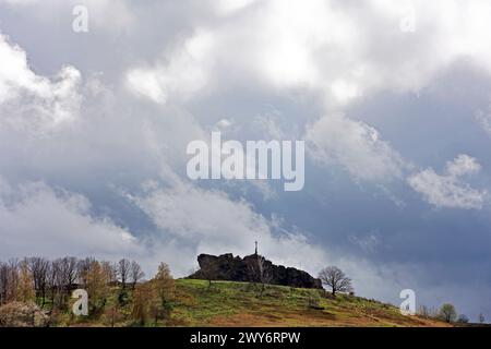 Ballenstedt, Deutschland. April 2024. Dunkle Wolken ziehen über die Gegensteine im Harzvorland. Die Felsformation markiert das östliche Ende der Teufelsmauer, die sich von Ballenstedt bis Blankenburg erstreckt. Nach einem wechselhaften Beginn der Woche beruhigt sich das Wetter gegen das Wochenende. Im Harz werden die Temperaturen voraussichtlich bis zu 25 Grad ansteigen. Quelle: Matthias Bein/dpa/Alamy Live News Stockfoto