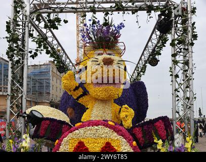 Noordwijk, Niederlande - 22. April 2023: Spektakuläre mit Blumen überzogene Schwimmwagen im Bloemencorso Bollenstreek, der jährlichen Frühlingsblumenparade von Noord Stockfoto