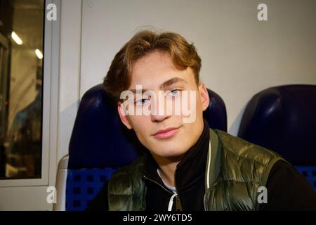 Berlin, Deutschland, 29. März 2024. Ein gutaussehender deutscher Passagier aus Berlin posiert für eine Kamera an Bord eines Zuges. Stockfoto