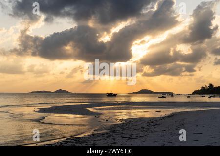 Sonnenuntergang in Grand Anse, Praslin, Seychellen Stockfoto