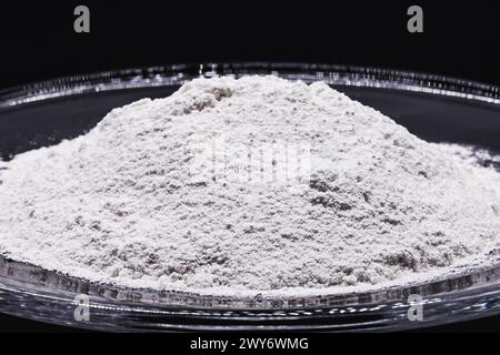Antimontrioxid, die anorganische Verbindung mit der Formel Sb₂O₃, ist die wichtigste Verbindung von Antimon. Seve für Retardant und als Katalysator Stockfoto