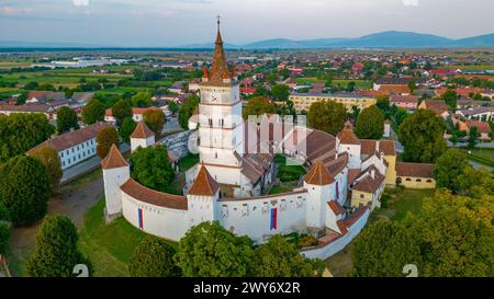 Blick bei Sonnenuntergang auf die befestigte evangelische Kirche in Harman, Rumänien Stockfoto