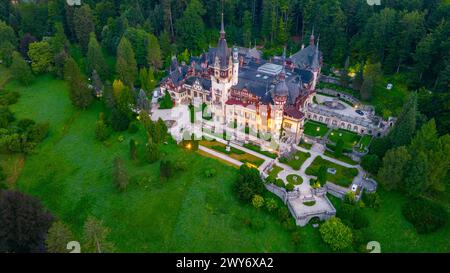 Blick auf die Burg Peles in Rumänien bei Sonnenaufgang Stockfoto