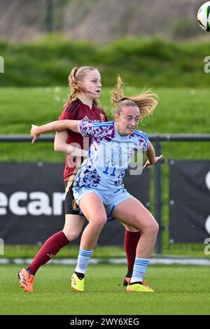 Tubize, Belgien. April 2024. Luna Vanhoudt (16) aus Belgien hat den Kampf um den Ball mit Ornella Maria Vignola Cabot (11) aus Spanien während eines Freundschaftsspiels zwischen den Nationalfrauen unter 23 Mannschaften aus Belgien und Spanien am Donnerstag, 4. April 2024 in Tubize, Belgien, gezeigt. Quelle: Sportpix/Alamy Live News Stockfoto