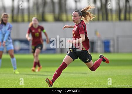 Tubize, Belgien. April 2024. Gaelle Nierynck (15) aus Belgien, dargestellt während eines Fußballspiels zwischen den Nationalfrauen unter 23 Mannschaften aus Belgien und Spanien am Donnerstag, 4. April 2024 in Tubize, Belgien. Quelle: Sportpix/Alamy Live News Stockfoto