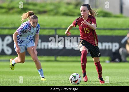 Tubize, Belgien. April 2024. Ornella Maria Vignola Cabot (11) aus Spanien hat am Donnerstag, den 4. April 2024, in Tubize, Belgien, die belgische Gaelle Nierynck (15) während eines Freundschaftsspiels zwischen den Nationalfrauen unter 23 Mannschaften aus Belgien und Spanien verteidigt. Quelle: Sportpix/Alamy Live News Stockfoto