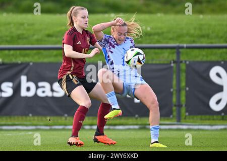 Tubize, Belgien. April 2024. Luna Vanhoudt (16) aus Belgien hat den Kampf um den Ball mit Ornella Maria Vignola Cabot (11) aus Spanien während eines Freundschaftsspiels zwischen den Nationalfrauen unter 23 Mannschaften aus Belgien und Spanien am Donnerstag, 4. April 2024 in Tubize, Belgien, gezeigt. Quelle: Sportpix/Alamy Live News Stockfoto