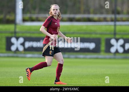 Tubize, Belgien. April 2024. Luna Vanhoudt (16) aus Belgien, dargestellt während eines Freundschaftsspiels zwischen den Nationalfrauen unter 23 Mannschaften aus Belgien und Spanien am Donnerstag, 4. April 2024 in Tubize, Belgien. Quelle: Sportpix/Alamy Live News Stockfoto