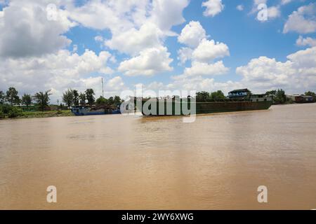 Seeschiff auf dem schwimmenden Markt von Long Xuyen, mekong-Delta. Vietnam Stockfoto