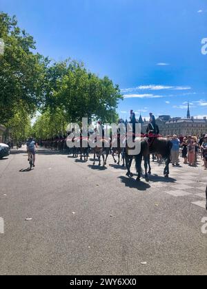 Paris, Frankreich - 14. Juli 2023: Militärparade zu Pferd am Ufer der seine am französischen Nationalfeiertag Stockfoto