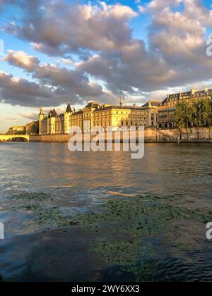 Historischer conciergerie-Palast am linken seine-Ufer in Paris Stockfoto