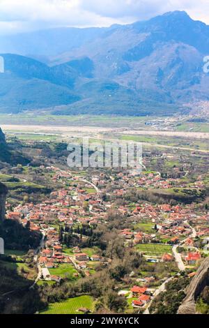 Tauchen Sie ein in die Panorama-Schönheit von Kalambaka, Griechenland, vom zeitlosen Aussichtspunkt der Klöster auf dem majestätischen cl aus gesehen Stockfoto