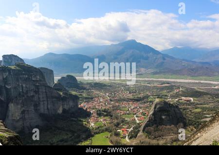 Tauchen Sie ein in die Panorama-Schönheit von Kalambaka, Griechenland, vom zeitlosen Aussichtspunkt der Klöster auf dem majestätischen cl aus gesehen Stockfoto