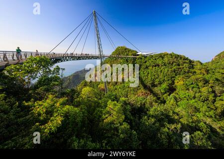 Die Langkawi Skybridge in Malaysia über den Regenwald mit Menschen, die darauf laufen. Stockfoto