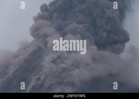 Krakataoa oder Mount Anak Krakatau brach vor 2018 in Lampung, Indonesien aus Stockfoto