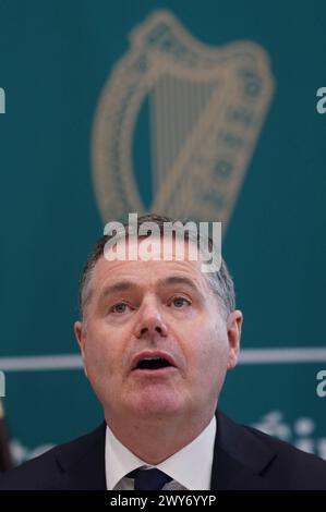 Der Minister für öffentliche Ausgaben, nationale Entwicklungspläne und Reform, Paschal Donohoe TD, sprach während einer Pressekonferenz im Finanzministerium, Regierungsgebäude, über die Veröffentlichung der Ende Q1 2024 Finanzrücksendungen Bilddatum: Donnerstag, 4. April 2024. Stockfoto