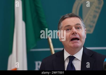 Der Minister für öffentliche Ausgaben, nationale Entwicklungspläne und Reform, Paschal Donohoe TD, sprach während einer Pressekonferenz im Finanzministerium, Regierungsgebäude, über die Veröffentlichung der Ende Q1 2024 Finanzrücksendungen Bilddatum: Donnerstag, 4. April 2024. Stockfoto