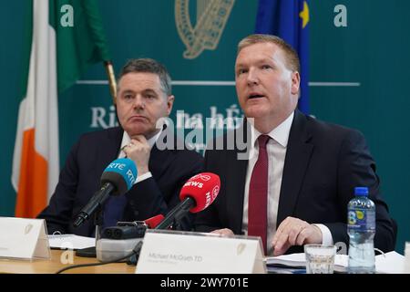 Der Finanzminister Michael McGrath TD (rechts) und der Minister für öffentliche Ausgaben, Umsetzung und Reform des Nationalen Entwicklungsplans Paschal Donohoe TD sprechen während einer Pressekonferenz im Finanzministerium, Regierungsgebäude, über die Veröffentlichung des Ende Q1 2024 Finanzrücksendungen Bilddatum: Donnerstag, 4. April 2024. Stockfoto