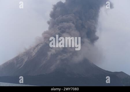 Krakataoa oder Mount Anak Krakatau brach vor 2018 in Lampung, Indonesien aus Stockfoto