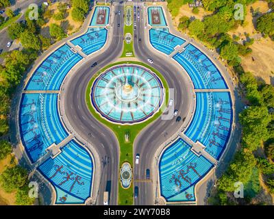 Panoramablick auf einen Brunnen am Unirii-Platz in Bukarest, Rumänien Stockfoto