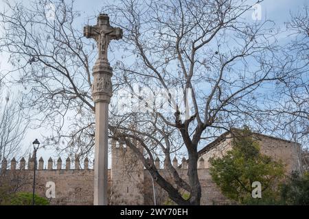 Jesus gekreuzigt auf dem Stadtplatz vor einer alten Festung, Palma, Balearen, Spanien Stockfoto