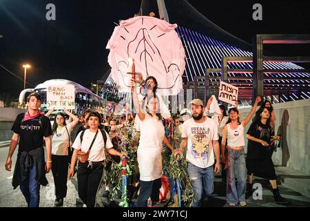 31. März 2024, Jerusalem, Israel: Demonstranten mit einem 'Friedenswagen'-marsch, während sie eine Fackel und ein Plakat halten, auf dem steht: 'Bring sie zurück! Stoppen Sie den Krieg und ''Wir wollen Wahlen'' während der Demonstration. Über 80.000 Israelis versammelten sich um die Knesset, um gegen Premierminister Benjamin Netanjahu zu protestieren und einen sofortigen Geiselvertrag und allgemeine Wahlen zu fordern. Während einer Straßensperre der BEGIN-Autobahn kam es zu Auseinandersetzungen mit der israelischen Polizei durch Demonstranten, die Lagerfeuer und Fackeln anrichteten, und sie wurden von Polizeikanonen zerstreut. (Credit Image: © Matan Golan/SOPA Images via ZUMA Pres Stockfoto