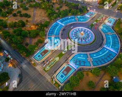 Panoramablick bei Sonnenuntergang auf einen Brunnen am Unirii-Platz in Bukarest, Rumänien Stockfoto