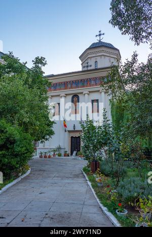 Blick auf Sonnenaufgang auf die St. Demetrius Kirche in Bukarest, Rumänien Stockfoto