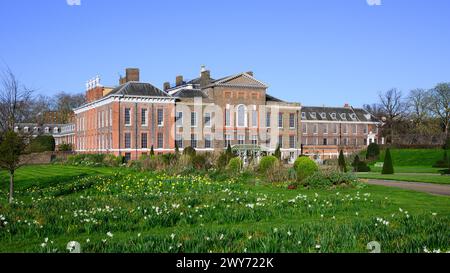 London, Großbritannien - 24. März 2024; Frühlingsblumen vor der Ostfassade des Kensington Palace mit klarem blauem Himmel Stockfoto