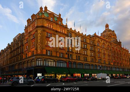 London, Großbritannien - 22. März 2024; Harrods Kaufhaus im Abendlicht, wenn die historische Fassade durch Lichter beleuchtet wird Stockfoto