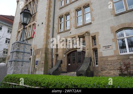 Hamburg, Deutschland. April 2024. Blick auf den Eingang zum Gymnasium Allee an der Max-Brauer-Allee im Stadtteil Altona. Quelle: Marcus Brandt/dpa/Alamy Live News Stockfoto