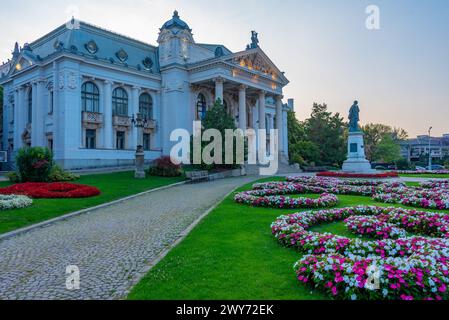 Blick auf das Nationaltheater bei Sonnenaufgang in der rumänischen Stadt Iasi Stockfoto