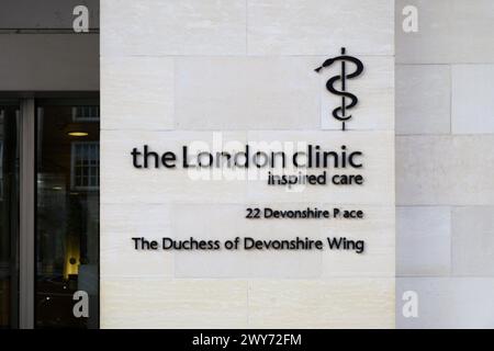 London, Großbritannien - 23. März 2024; Unterschrift in der Londoner Klinik den Flügel der Duchess of Devonshire mit Motto Stockfoto