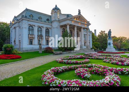 Blick auf das Nationaltheater bei Sonnenaufgang in der rumänischen Stadt Iasi Stockfoto