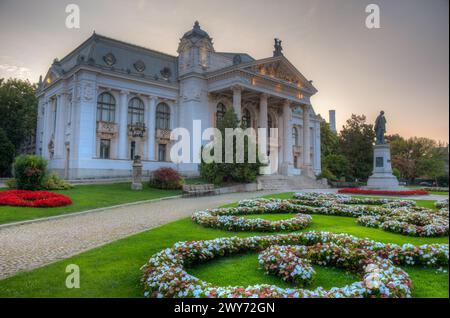 Blick auf das Nationaltheater bei Sonnenaufgang in der rumänischen Stadt Iasi Stockfoto