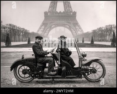 PARIS TAXI 1900er Jahre historisches zweisitziges Taxi-Motorrad „La Jumella“ vor dem Eiffelturm Champ-de-Mars. Frankreich - Paris, 1922 "La Jumella" wurden von Societe SGDG in der Rue de Havre Paris France hergestellt Stockfoto