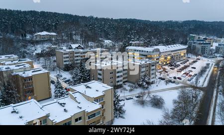 Drohnenfotografie der Stadt und des schneebedeckten Waldes während des Winters Stockfoto