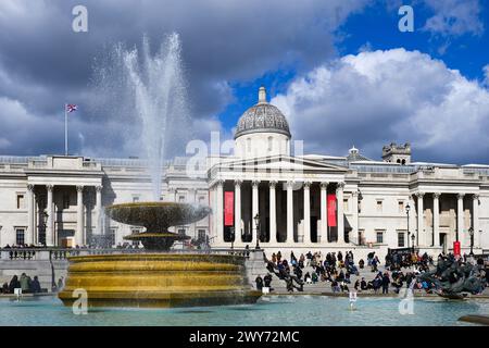 London, Großbritannien - 24. März 2024; Brunnen am Trafalgar Square mit Fassade und Kuppel der National Gallery Stockfoto