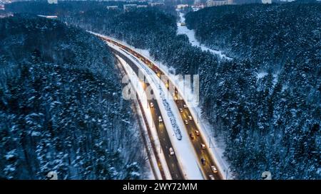 Drohnenfotografie eines Staus in einer mehrspurigen Straße während der Rush Hour am Winterabend Stockfoto