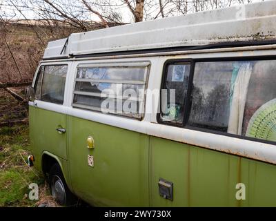 Nahaufnahme eines alten grün lackierten klassischen Wohnmobil-Wohnmobils Stockfoto