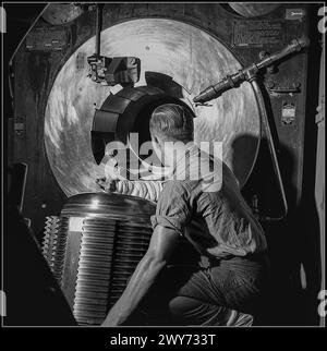 WW2 Ein Kanonensegler in der 406-mm-Kanone des amerikanischen Schlachtschiffs New Jersey 1944 USS New Jersey (BB-62) ist ein Schlachtschiff der Iowa-Klasse und war das zweite Schiff der United States Navy, das nach dem US-Bundesstaat New Jersey benannt wurde. Sie wurde oft liebevoll als „Big J“ bezeichnet. New Jersey gewann mehr Kampfstars als die anderen drei fertiggestellten Schlachtschiffe der Iowa-Klasse und war das einzige US-Schlachtschiff, das während des Vietnamkriegs zur Unterstützung von Schüssen eingesetzt wurde. Während des Zweiten Weltkriegs beschossen New Jersey Ziele auf Guam und Okinawa Stockfoto