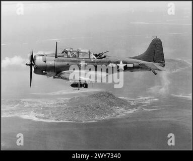 2. Weltkrieg der Douglas SBD-5 Dantless Trägerbomber der 16th Bomb Squadron (VB-16, USS Lexington) der US Navy im Flug im Gebiet der Insel ​​Dublon. Tonoas, der traditionelle Name für die Insel Dublon während des Krieges, war der Ort der japanischen Militär- und Zivilverwaltung von Chuuk vor und während des Zweiten Weltkriegs 1944. Weltkrieg Stockfoto