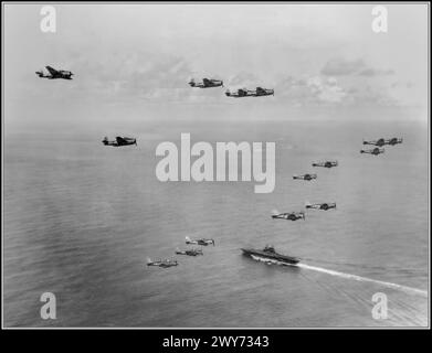 Die amerikanischen Torpedobomber Grumman TBF-1 Avenger vom 10. Torpedogeschwader (Torpedo Squadron 10, VT-10) und elf Douglas SBD-5 Dauntless-Tauchbomber der Bombing Squadron 10 (VB-10) fliegen über den Flugzeugträger USS Enterprise (CV-6), um Palau anzugreifen. Beide Geschwader waren Teil der Carrier Air Group 10 (CVG-10), die von Januar bis Juli 1944 auf der Enterprise basiert. Die Schlacht von Peleliu, die vom US-Militär unter dem Codenamen Operation PATE II geführt wurde, wurde zwischen den Vereinigten Staaten und Japan während der Marianen- und Palau-Inseln-Kampagne des Zweiten Weltkriegs vom 15. September bis 27. November 1944 ausgetragen. Stockfoto