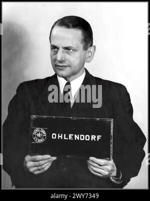 Der ehemalige SS-Gruppenführer Otto Ohlendorf (1907–1951) während der Nürnberger Einsatzgruppenprozesse. 1948 Otto Ohlendorf 4. Februar 1907 – 7. Juni 1951) war ein besonders abscheulicher deutscher SS-Funktionär und Holocaust-Täter während der NS-Zeit. Als Volkswirt war er Leiter des Sicherheitsdienstes (SD) Inland, zuständig für Geheimdienste und Sicherheit in Deutschland. 1941 ernannte Ohlendorf den Kommandeur der Einsatzgruppe D, die Massenmorde in Moldau, der Südukraine, der Krim und 1942 im Nordkaukasus begangen hatte. 1951 wurde er durch Hängen verurteilt und hingerichtet Stockfoto