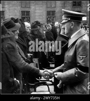 Adolf Hitler mit schwarzem Armband spricht den Familien der bei der Explosion im Münchner Bürgerbräukeller Getöteten sein Beileid aus. 1939 Nazi-Deutschland. Johann Georg Elser 4. Januar 1903 – 9. April 1945) war ein deutscher Arbeiter, der am 8. November 1939 einen aufwändigen Mordanschlag auf Adolf Hitler und andere hochrangige Nazi-Führer auf dem Bürgerbräukeller in München plante und durchführte. Elser baute und platzierte eine Bombe in der Nähe des Bahnsteigs, von dem Hitler eine Rede halten sollte. Es hat Hitler nicht getötet Stockfoto