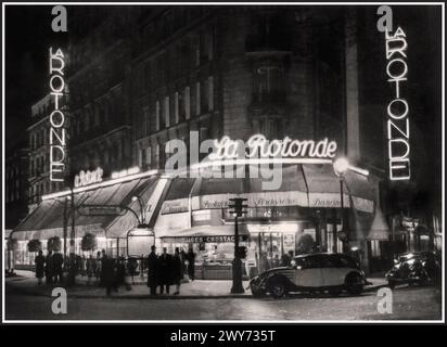 1920er Jahre Paris Vintage Retro berühmtes Cafe Restaurant 'LA ROTONDE' Brasserie, Tanz Paris Frankreich. La Rotonde wurde 1911 eröffnet und liegt direkt gegenüber dem Boulevard du Montparnasse von Le Dôme. In den 1920er Jahren waren diese Cafés das Zentrum des Expatriate-Lebens in Paris. Montparnasse war voll von Cafés, in denen Künstler Ideen austauschen und für ein paar Centimes bis weit in die Nacht einen Tisch verweilen konnten. Montparnasse Paris Frankreich Stockfoto