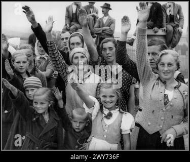 SUDETENLAND Nazi-Propaganda 1938 ethnische Deutsche begrüßen mit Heil Hitler die Nazi-deutschen Wehrmachtstreitkräfte, die in das Sudetenland einmarschieren und das Sudetenland besetzen. Die militärische Besetzung der Tschechoslowakei durch Nazi-Deutschland begann 1938 mit der deutschen Annexion des Sudetenlandes, setzte sich mit der Schaffung des Protektorats Böhmen und Mähren fort und erstreckte sich bis Ende 1944 auf alle Teile der Tschechoslowakei. Volksdeutsche begrüßen die Ankunft deutscher Truppen mit Nazi-Grußworten während der Annexion der Zone 1 des Sudetenlandes durch Nazi-Deutschland am 3. Oktober 1938. Stockfoto