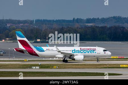 Nach der Landung auf dem Flughafen München rollt ein Airbus A320-214 von Eurowings Discover zum Terminal. Registrierung D-AIUW. (München, Deutschland, Stockfoto